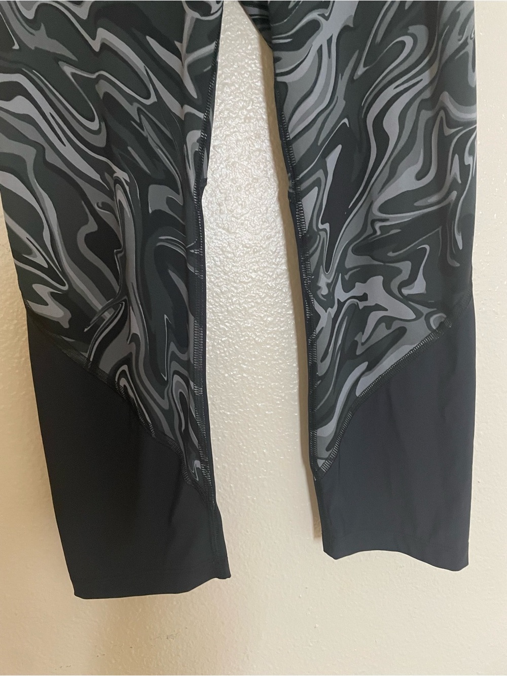 Under Armour Women’s Black Marble Print High-Rise Crop Leggings size Medium - Picture 5 of 13